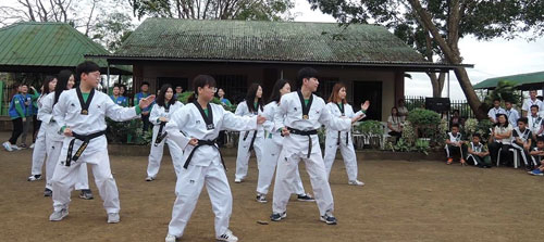영진 해외봉사단이 필리핀 쿠엔카고교에서 태권도 품새 시연을 하고 있다. 영진전문대 제공