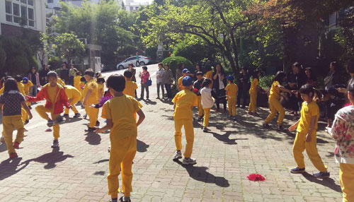 대구 남송초등학교 학생들이 학교에서 어울림 프로그램과 관련된 야외 활동을 하고 있다. 남송초는 