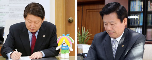 권영진 대구시장(사진 왼쪽)과 류규하 대구시의회 의장이 3월 19일부터 대구에서 열리는 2017대구세계마스터즈 실내육상경기대회 출전을 위해 참가 신청서를 작성하고 있다. 대구시 제공