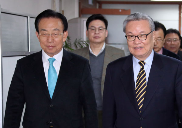새누리당 인명진 비상대책위원장이 22일 오후 서울 여의도 당사에서 열린 정책쇄신 방안 발표 기자회견을 위해 김관용 상임고문 및 비대위원들과 함께 입장하고 있다. 2017.1.22 /연합뉴스