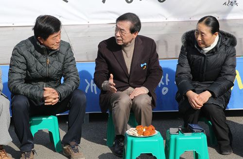 성주사드배치철회투쟁위원회 천막 농성장을 찾은 박원순 서울시장이 군민들과 이야기를 나누고 있다.