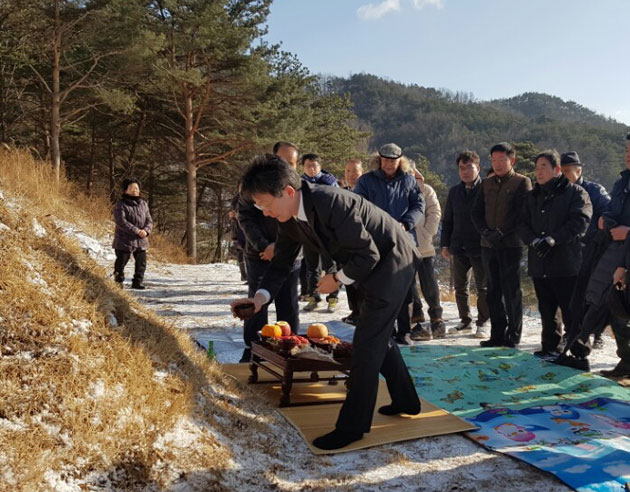 바른정당 유승민 의원이 22일 오전 경북 영주시 풍기읍 부친 묘소를 찾아 참배하고 있다. 연합뉴스