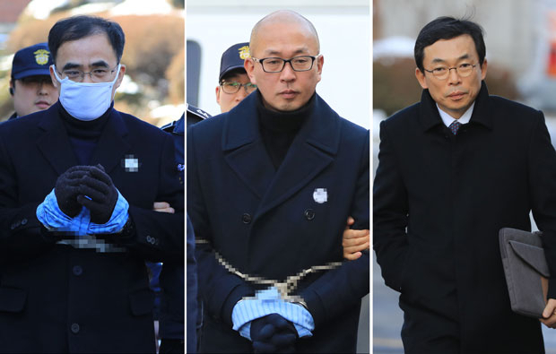김종 전 문화부 차관, 차은택 전 창조경제추진단장, 이승철 전국경제인연합회 상근부회장(왼쪽부터)이 23일 서울 종로구 재동 헌법재판소에서 열린 박근혜 대통령 탄핵심판 사건 8차 변론에 출석하기 위해 심판정으로 향하고 있다. 연합뉴스