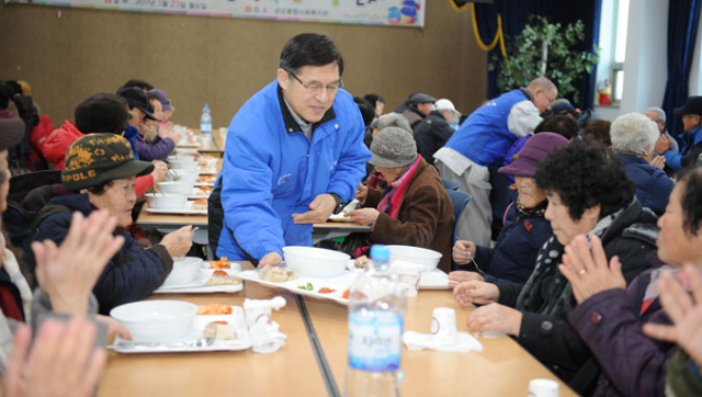삼성전자 구미 스마트시티 심원환 부사장을 비롯한 임직원들이 23일 구미 금오종합사회복지관에서 경로잔치를 열고 생필품을 선물하고 있다. 삼성전자 제공