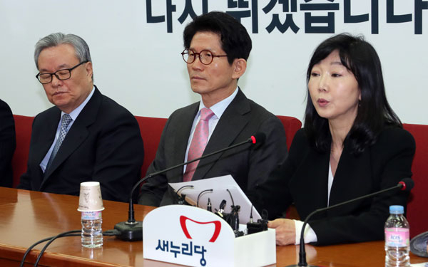 새누리당 김성은(오른쪽) 비상대책위원이 23일 오전 서울 여의도 당사에서 열린 비상대책위원회의에서 