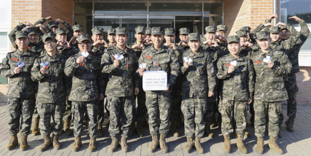 헌혈증 기부운동에 참여한 해병대 장병들. 해병대 1사단 제공