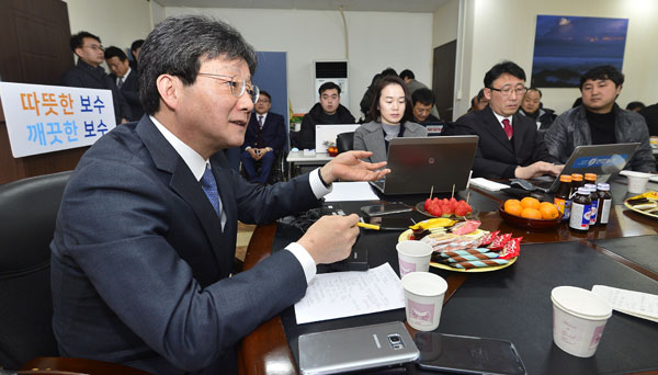 유승민 바른정당 의원이 대선 출마 공식 선언을 하루 앞두고 25일 대구 동구 자신의 지역구 사무소에서 기자간담회를 갖고 대선 출마에 대한 입장을 밝히고 있다. 성일권 기자 sungig@msnet.co.kr