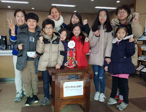 영주 가흥1동 주민센터 직원들이 기부받은 쌀을 사회복지시설에 전달했다.