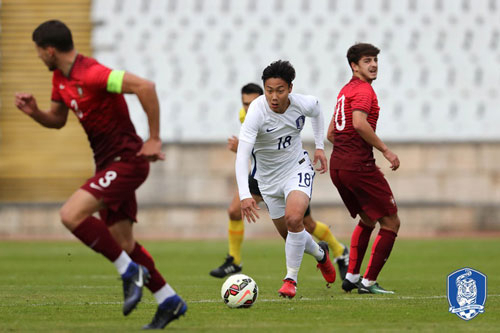 U-20 대표팀이 26일 자정(한국시각) 열린 포르투갈 U-20 대표팀과의 친선경기에서 1대1로 비겼다. 백승호가 드리블 돌파를 시도하고 있다. 대한축구협회(KFA) 제공
