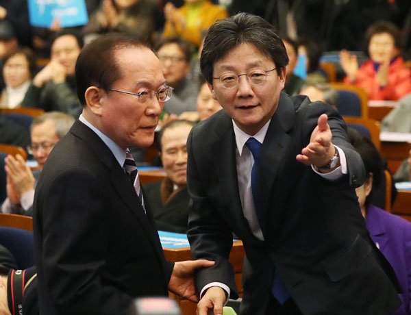 26일 오전 바른정당 유승민 의원이 자신의 대선 출마 기자회견이 열린 국회 헌정기념관에서 이회창(왼쪽) 전 한나라당 총재를 안내하고 있다.
