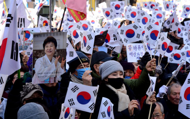 박사모 회원들과 보수단체들의 박근혜 대통령 탄핵반대 태극기 집회가 26일 오후 대구 중구 동성로 광장에서 열렸다. 집회 참가자들이 