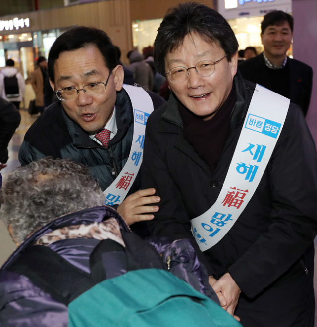 바른정당 유승민(오른쪽), 주호영 의원이 27일 오후 동대구역에서 귀성객에게 인사하고 있다. 2017.1.27/연합뉴스