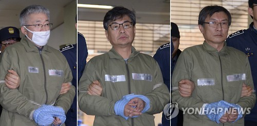 박근혜 정부의 문화계 블랙리스트 작성과 관련해 직권남용 등의 혐의로 구속된 김종덕 전 문화체육관광부 장관(왼쪽부터), 신동철 전 청와대 정무비서관, 정관주 전 문체부 1차관이 13일 오후 조사를 받기 위해 서울 강남구 특검 사무실로 들어서고 있다.