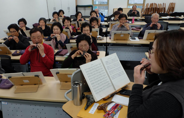 오카리나 연주반(최고급반) 학생들은 처음 연습하는 악보도 여유 있게 연주한다. 박노익 대기자 noik@msnet.co.kr