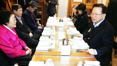 더불어민주당 김부겸 의원이 29일 대구에서 일본군 위안부 피해자인 이용수 할머니와 오찬하며 새해인사를 나누고 있다. 연합뉴스