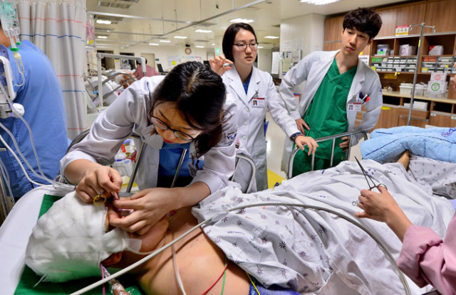 지난달 27일 오후 6시쯤 영남대병원 신경외과 전공의들이 회진을 하며 환자를 돌보고 있다. 환자는 이날 오후 뇌압을 조절하는 뇌실천자술을 받고 중환자실로 옮겨졌다. 김영진 기자 kyjmaeil@msnet.co.kr