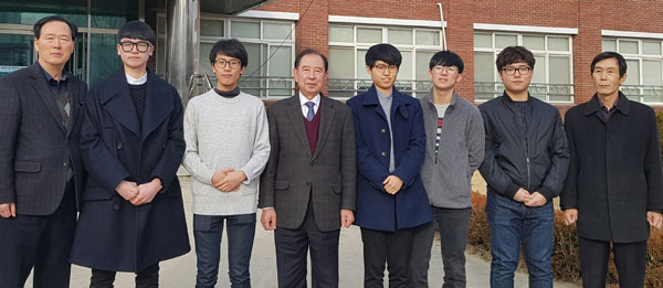 왼쪽부터 이지흠 대영고 교장, 오찬영