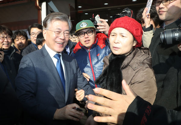 문재인 전 더불어민주당 대표가 31일 오후 서울 성동구 마장동주민센터 옆 한 카페에서 사회복지플래너와 간담회를 마친 뒤 지지자를 만나 대화하고 있다. 연합뉴스