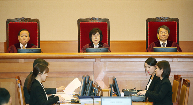 헌법재판소 소장 권한대행에 이정미 재판관(55·사법연수원 16기)이 선출됐다. 1일 오전 서울 종로구 재동 헌법재판소에서 열린 박근혜 대통령 탄핵심판 사건 10차 변론에서 이정미 헌재소장 권한대행이 발언하고 있다. 연합뉴스