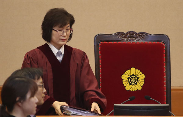 1일 오전 서울 종로구 재동 헌법재판소에서 열린 박근혜 대통령 탄핵심판 사건 10차 변론에서 이정미 헌재소장 권한대행이 심판정으로 들어서고 있다. 연합뉴스