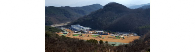 백세공원에서 내려다본 대구시사격장. 사격장을 끼고 직진하면 금호아파트지구, 사수재가 나온다.