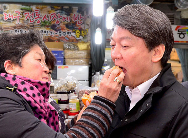안철수 전 국민의당 상임공동대표가 1일 오후 대구 서문시장에서 한 상인이 건네준 귤을 먹고 있다. 김영진 기자 kyjmaeil@msnet.co.kr