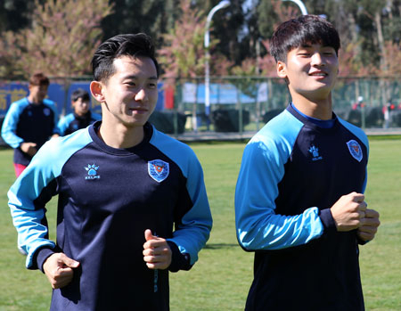 대구FC 신인 김경준 선수가 지난달 중국 쿤밍 전지훈련 기간 중 열린 연습경기에서 팀 최다득점인 4골을 터트렸다. 대구FC U-18(현풍고) 출신인 신창무도 2득점을 기록하며 올 시즌 활약을 예고했다. 대구FC 제공