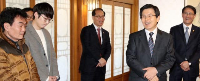 유력한 대권주자 중 한 명인 반기문 전 유엔 사무총장이 불출마를 전격 선언한 1일 황교안 대통령 권한대행이 서울시 종로구 삼청동 국무총리 서울공관에서 열린 선행 실천 격려 간담회에서 참석자들과 함께 대화하고 있다.