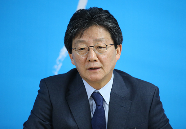 바른정당의 대선주자 중 한명인 유승민 의원은 2일 새누리당 대선 후보로 거론되는 황교안 대통령 권한대행 국무총리에 대해 