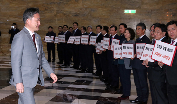 더불어민주당은 2일 박근혜 대통령을 풍자한 누드 그림 등의 전시를 주최해 논란을 빚은 더불어민주당 표창원 의원에게 