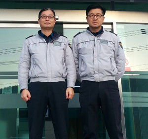 설을 앞두고 목숨을 끊으려 한 주부를 신속히 대응해 구조한 김태원(사진 왼쪽) 경위와 김상국 경위. 청도경찰서 제공