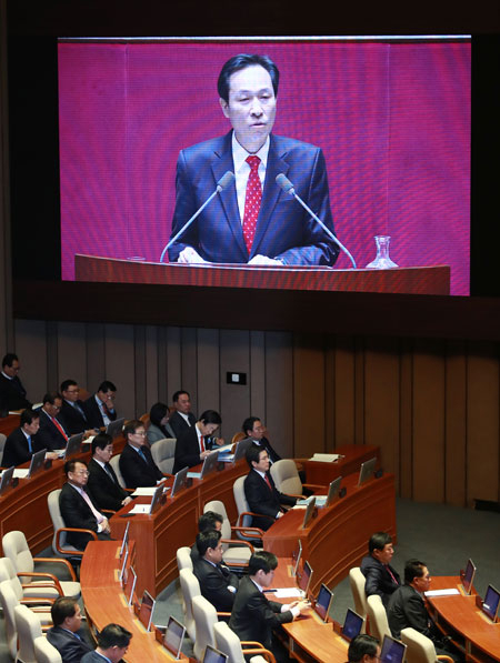 더불어민주당 우상호 원내대표가 2일 오전 국회 본회의장에서 2월 임시국회 첫 교섭단체 대표 연설을 하고 있다. 우 원내대표는 최순실 국정 농단 사건을 통해 드러난 정경유착과 검찰권 남용 문제를 지적하고 적폐 청산을 위한 개혁 법안 처리의 필요성을 밝혔다. 연합뉴스