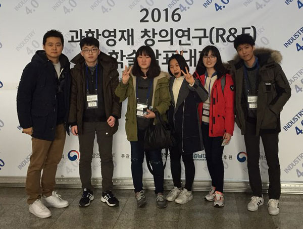 대구일과학고 천체관측동아리 코스모스팀이 오는 5월 미국 로스앤젤레스에 열릴 국제과학기술경진대회에 참가할 국가대표로 선정됐다. 최근 학생들은 대회를 앞두고 발표 연습 등 막바지 준비에 돌입했다. 대구일과학고 제공
