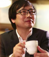 커피 잔을 든 안명규 대표.