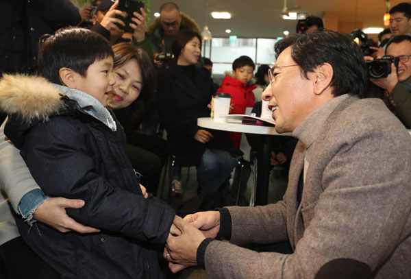 안희정 충남지사가 5일 서울 강북구 꿈의숲아트센터에서 열린 