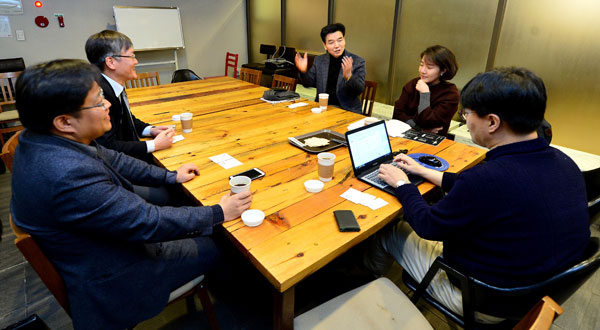 대구 4개 전문대 해외취업 담당 교수들이 대구 시내 한 카페에 모여 이야기를 나누고 있다. 김영진 기자 kyjmaeil@msnet.co.kr