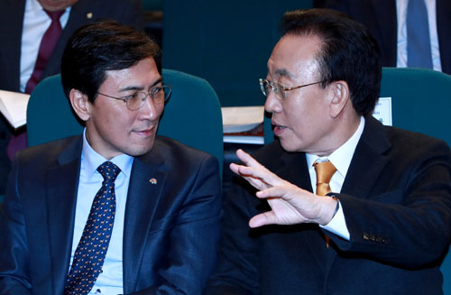 현직 광역단체장으로 대선 행보를 보이고 있는 김관용(오른쪽) 경북도지사와 안희정 충남도지사가 그동안 돈독한 \