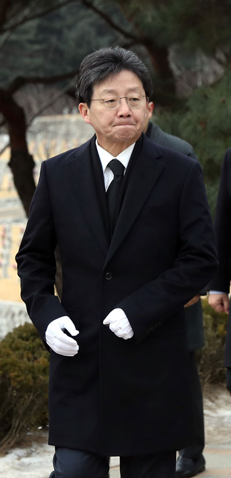 바른정당 유승민 의원이 7일 오전 동작구 국립서울현충원 김영삼 전 대통령 묘소를 참배하고 있다. 연합뉴스