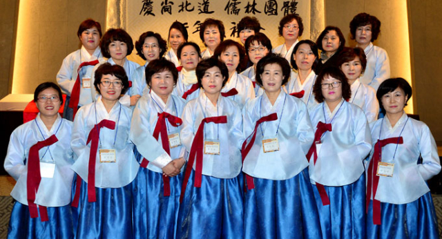 (사)여중군자장계향선양회 김행자(앞줄 왼쪽에서 세 번째) 회장을 비롯한 회원들. 정운철 기자 woon@msnet.co.kr