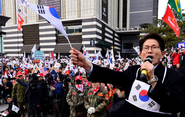 바른정당 지지율이 미미하고 박근혜 대통령에 대한 탄핵 기각 여론이 지역에서 점차 높아지면서 새누리당 대구경북(TK) 정치인들이 그간 탄핵에 대한 미지근한 태도에서 벗어나 탄핵 반대 집회에 적극적으로 참가하는 등 박 대통령 지킴이를 자처하고 있다. 김문수 전 경기도지사가 8일 대구 중구 동아백화점 쇼핑점 앞에서 열린 국가안보정상화 촉구 대회에 참가해 탄핵 기각을 요구하는 발언을 하고 있다. 김영진 기자 kyjmaeil@msnet.co.kr