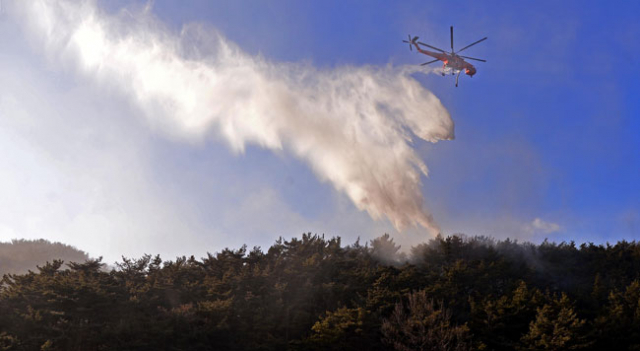 9일 오후 3시 16분께 대구 북구 노곡동 야산에서 산불이 발생, 출동한 소방헬기가 물을 뿌리며 진화작업을 하고 있다. 김영진 기자 kyjmaeil@msnet.co.kr