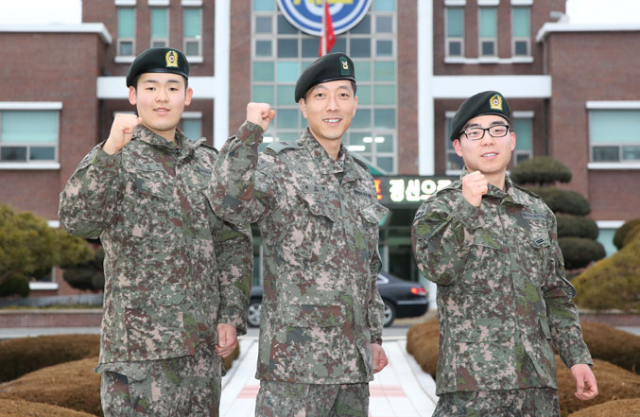 육군3사관학교 장병들이 학교 앞 국도에서 응급 상황에 처한 주민을 구했다. 왼쪽부터 장성수 일병, 류준영 중사, 전재권 일병. 육군3사관학교 제공