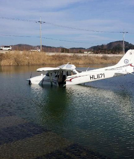 10일 울진공항 비행훈련원에서 훈련 중이던 경비행기가 인근 하천으로 불시착하는 사고가 발생했다.