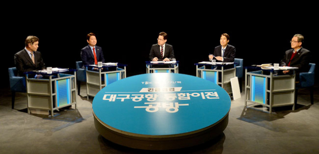 10일 오후 TBC방송국에서 열린 대구공항 통합 이전 토론회에서 권영진 대구시장과 이진훈 수성구청장 등 토론자들이 열띤 토론을 하고 있다. 김영진 기자 kyjmaeil@msnet.co.kr