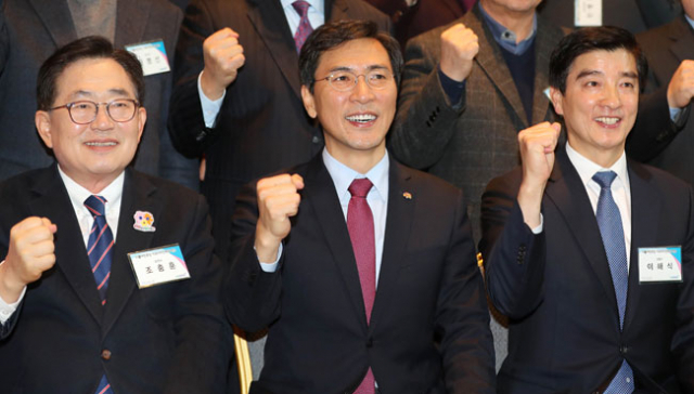 안희정 충남지사가 10일 오후 충남 천안시 테딘리조트에서 열린 더불어민주당 기초자치단체장 연수 개회식에서 참석자들과 