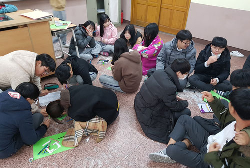 지난해 학급 다이어리 제작에 참여한 칠곡중의 한 학급 학생들이 자리에 둘러앉아 다이어리를 꾸미고 있다. 대구시교육청 제공