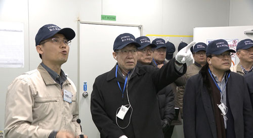 포스코 권오준 회장이 10일 구미 포스코ESM 양극재 공장을 찾아 생산현장을 둘러보고 있다. 포스코 제공
