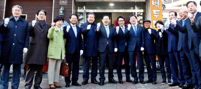 바른정당 대구시당 개소식이 11일 대구시 동구 신천동 당사에서 열려 참석자들이 현판식을 가진 뒤 파이팅을 외치고 있다. 왼쪽부터 박승호 전 포항시장, 권오을 전 의원, 박인숙 의원, 류성걸 전 의원, 김무성