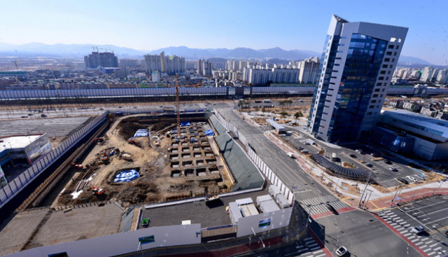 동구 신서 혁신도시 내 신용보증기금에서 내려다본 중심상가 지역. 지난해 말부터 대구 대형마트 업계 선두를 달리고 있는 코스트코 이전 공사가 한창이다. 인접한 비젼스퀘어는 한강 이남 최고, 최대 먹자 상가로 유명세를 타고 있다. 바로 옆 부지엔 지난달 11일 자로 영화관