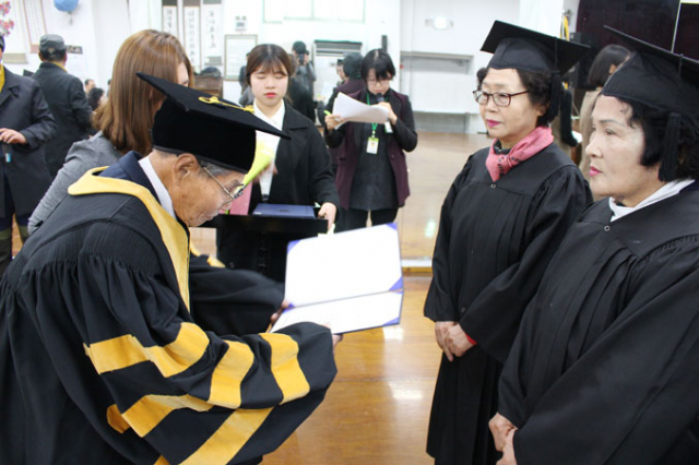 동구노인대학은 지난 1월 수료생 56명이 참석한 가운데 제14회 수료식을 했다. 동구노인종합복지관 제공